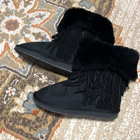 RjS fuzzies cloud nine sheepskin ladies fringe boot  100% sheepskin - Picture 11 of 12